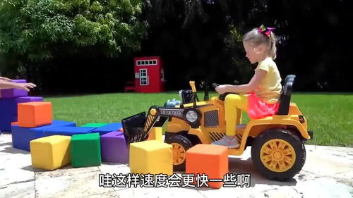 国外小女孩,使用不同颜色的积木玩具,制作7种颜色的小木屋